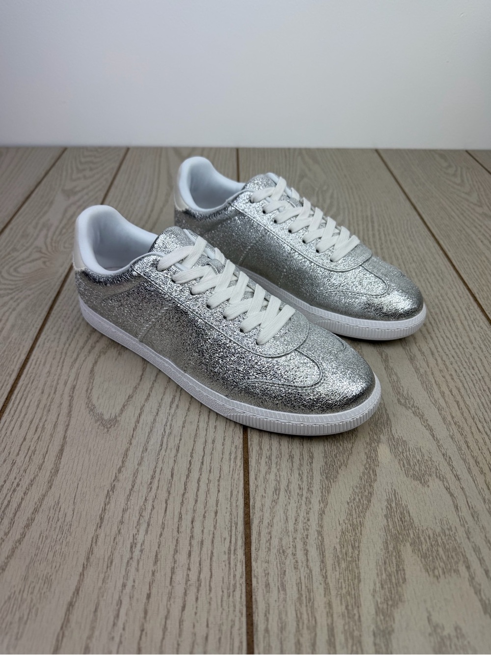On 34th Women's Marinaa Low-Top Sneakers 9M Silver Crinkle Smooth $79.50